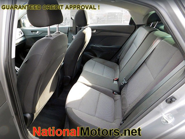 Hyundai Accent Vehicle Full-screen Gallery Image 08