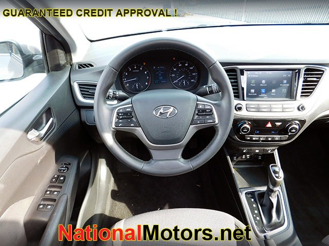 Hyundai Accent Vehicle Full-screen Gallery Image 09