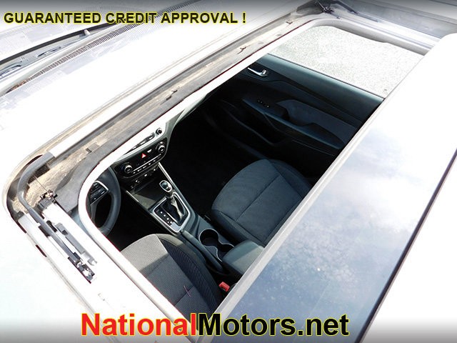 Hyundai Accent Vehicle Full-screen Gallery Image 10