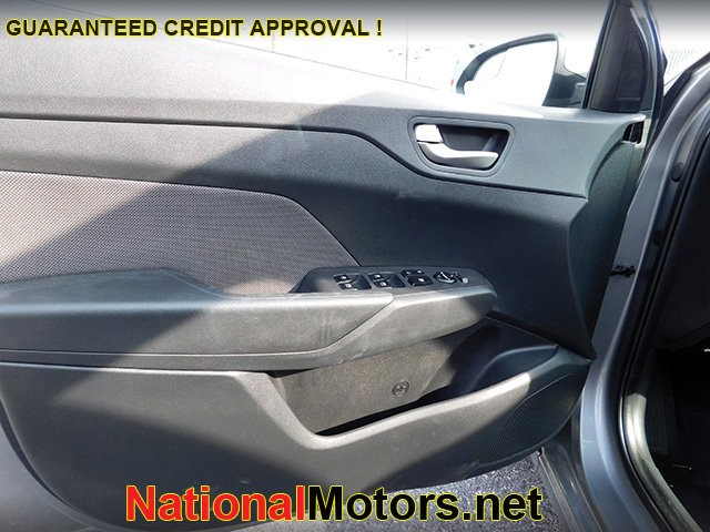 Hyundai Accent Vehicle Full-screen Gallery Image 11
