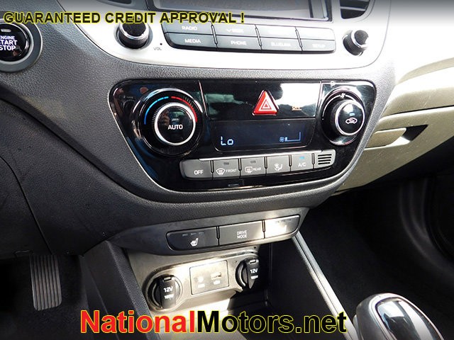 Hyundai Accent Vehicle Full-screen Gallery Image 16