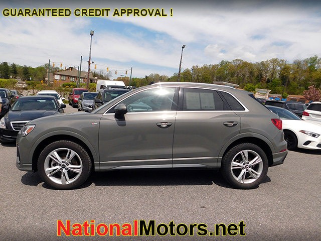 Audi Q3 Vehicle Full-screen Gallery Image 02