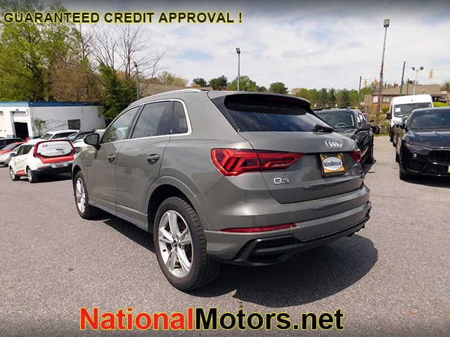 Audi Q3 Vehicle Full-screen Gallery Image 03