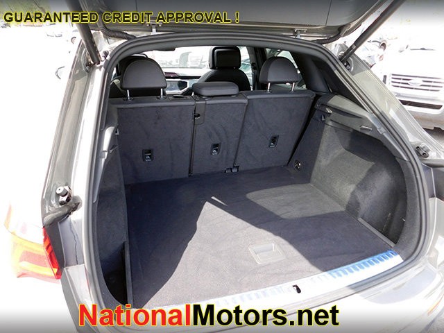 Audi Q3 Vehicle Full-screen Gallery Image 06