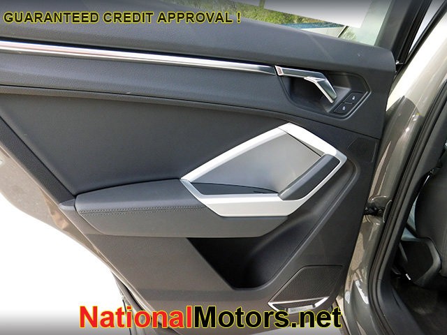 Audi Q3 Vehicle Full-screen Gallery Image 10