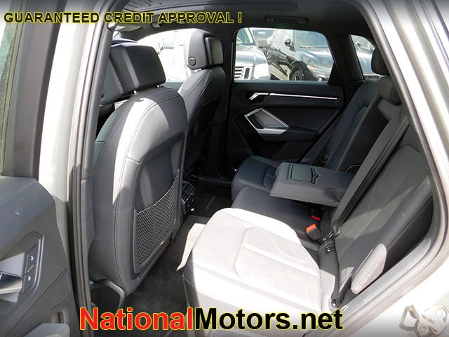Audi Q3 Vehicle Full-screen Gallery Image 11