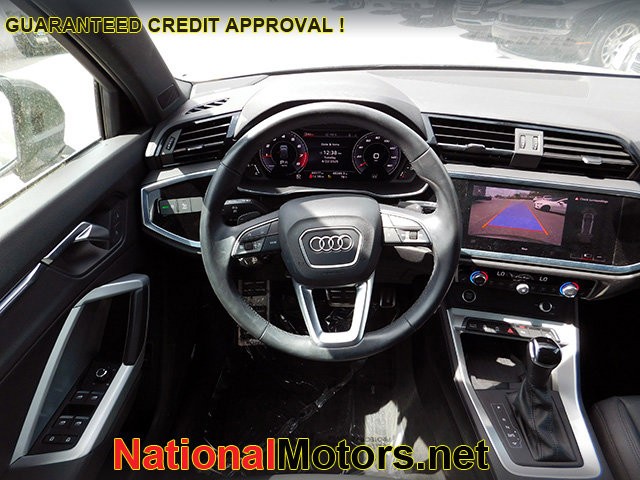 Audi Q3 Vehicle Full-screen Gallery Image 13
