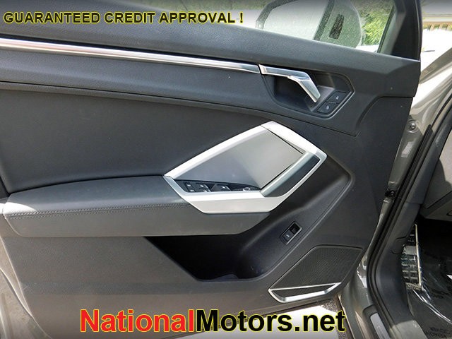 Audi Q3 Vehicle Full-screen Gallery Image 14