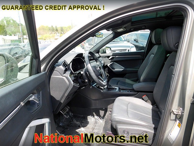 Audi Q3 Vehicle Full-screen Gallery Image 15