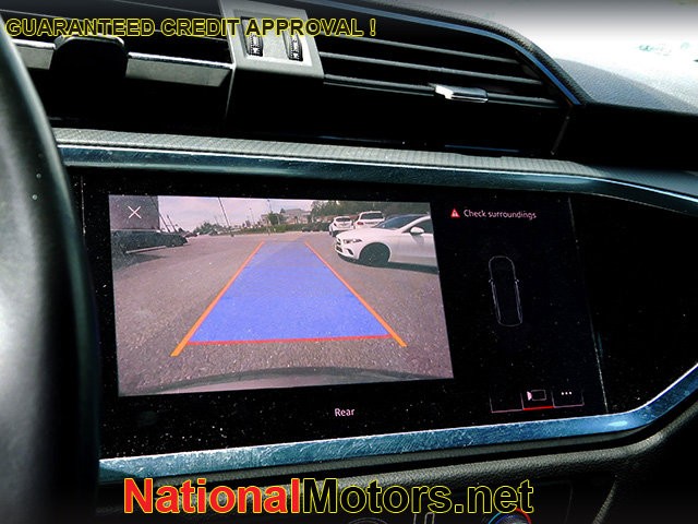 Audi Q3 Vehicle Full-screen Gallery Image 16