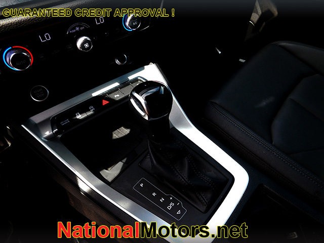 Audi Q3 Vehicle Full-screen Gallery Image 18