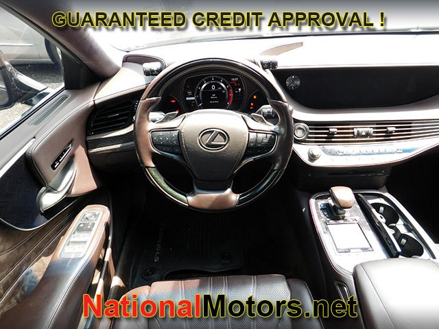 Lexus LS Vehicle Full-screen Gallery Image 11