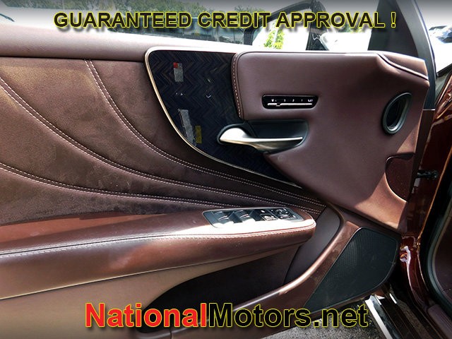 Lexus LS Vehicle Full-screen Gallery Image 12