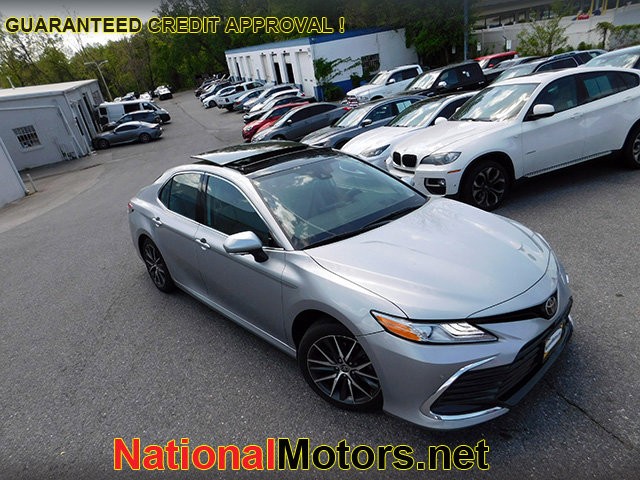 Toyota Camry Vehicle Full-screen Gallery Image 02