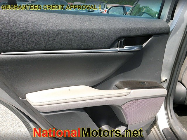Toyota Camry Vehicle Full-screen Gallery Image 08