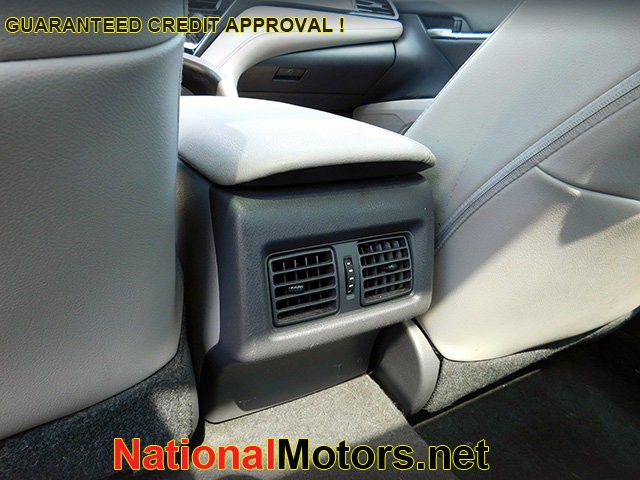 Toyota Camry Vehicle Full-screen Gallery Image 10