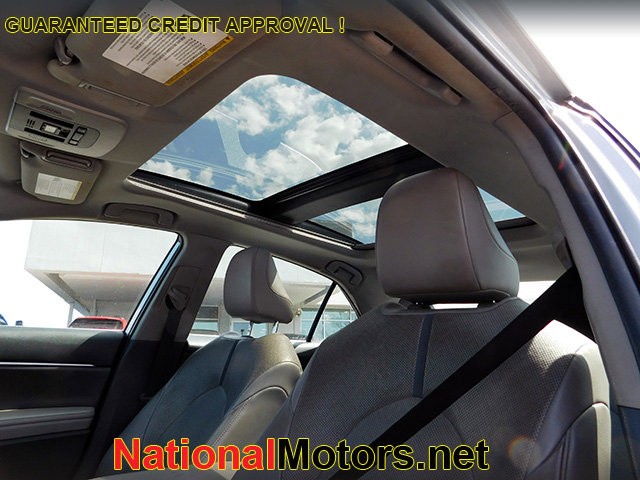Toyota Camry Vehicle Full-screen Gallery Image 14