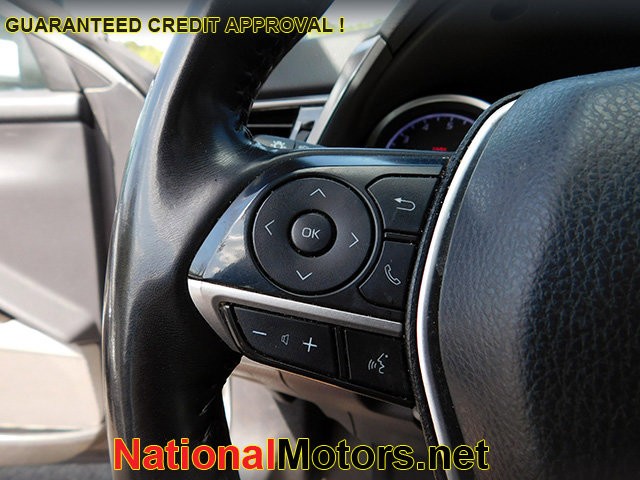 Toyota Camry Vehicle Full-screen Gallery Image 20