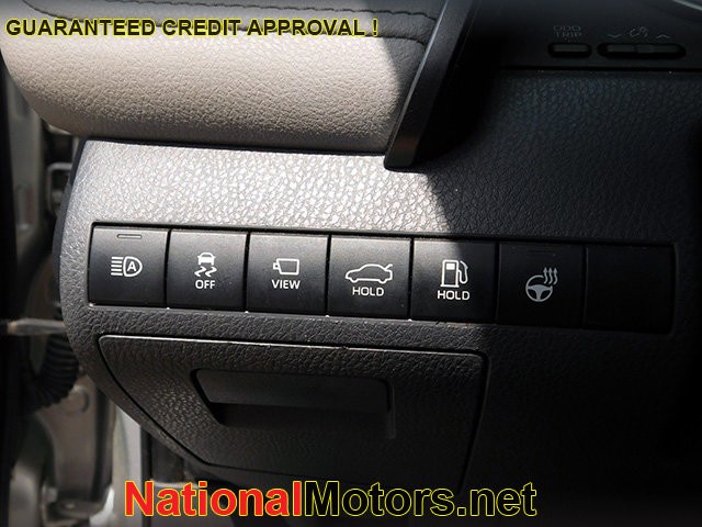 Toyota Camry Vehicle Full-screen Gallery Image 22