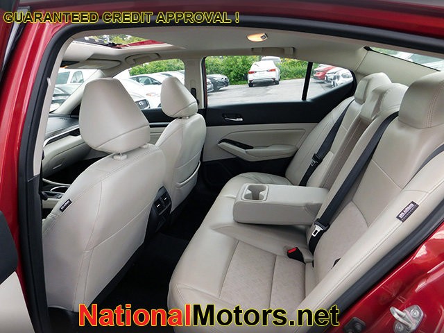 Nissan Altima Vehicle Full-screen Gallery Image 08