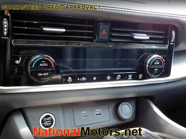 Nissan Rogue Vehicle Full-screen Gallery Image 19