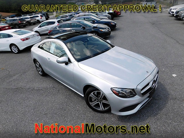 Mercedes-Benz E-Class Vehicle Full-screen Gallery Image 02