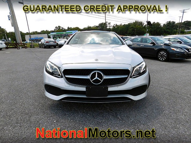 Mercedes-Benz E-Class Vehicle Full-screen Gallery Image 03