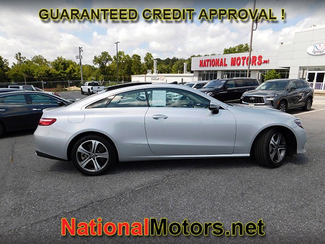 Mercedes-Benz E-Class Vehicle Full-screen Gallery Image 04