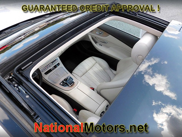 Mercedes-Benz E-Class Vehicle Full-screen Gallery Image 07