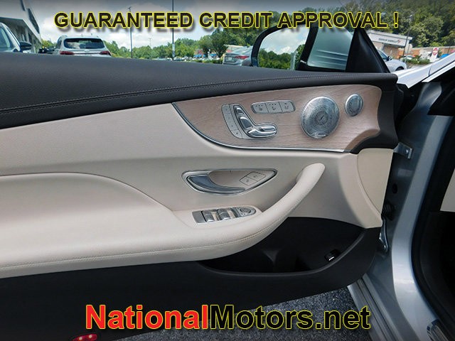 Mercedes-Benz E-Class Vehicle Full-screen Gallery Image 10