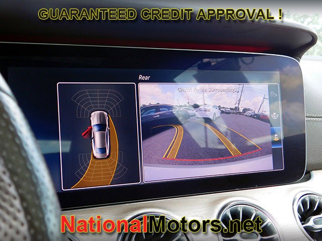 Mercedes-Benz E-Class Vehicle Full-screen Gallery Image 16