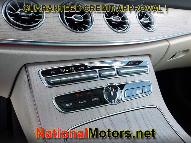 Mercedes-Benz E-Class Vehicle Full-screen Gallery Image 17