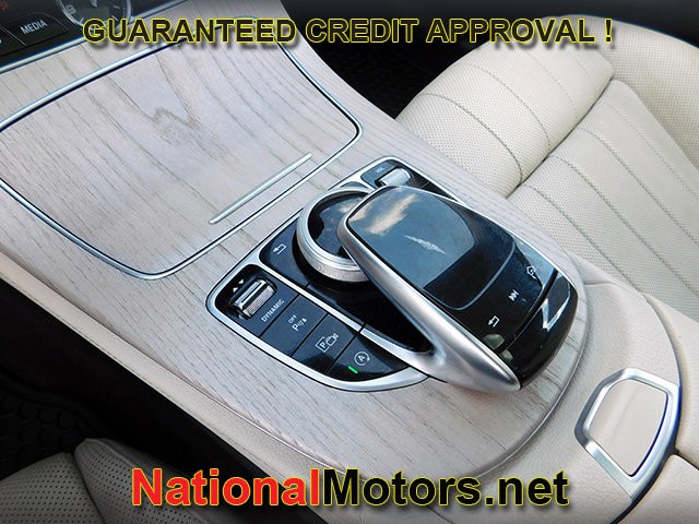 Mercedes-Benz E-Class Vehicle Full-screen Gallery Image 18