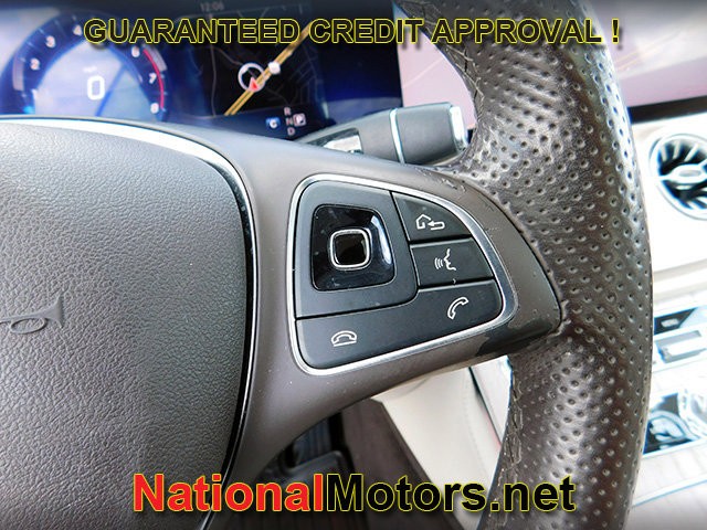 Mercedes-Benz E-Class Vehicle Full-screen Gallery Image 19