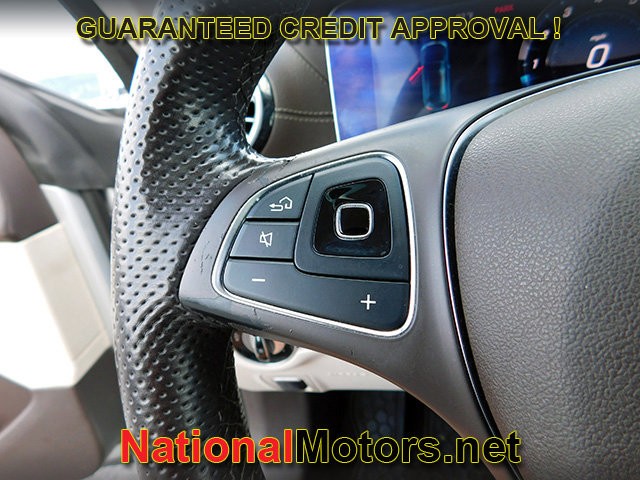 Mercedes-Benz E-Class Vehicle Full-screen Gallery Image 20