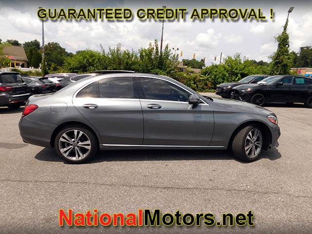 Mercedes-Benz C-Class Vehicle Full-screen Gallery Image 04