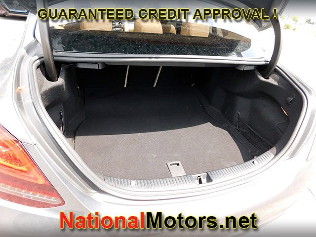 Mercedes-Benz C-Class Vehicle Full-screen Gallery Image 08