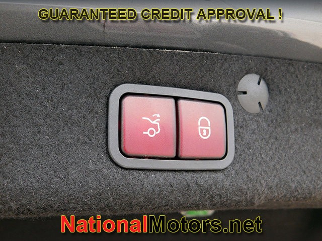 Mercedes-Benz C-Class Vehicle Full-screen Gallery Image 09