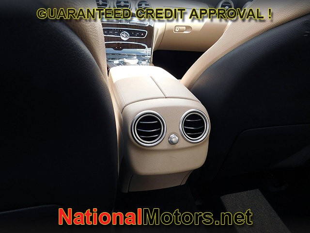 Mercedes-Benz C-Class Vehicle Full-screen Gallery Image 13