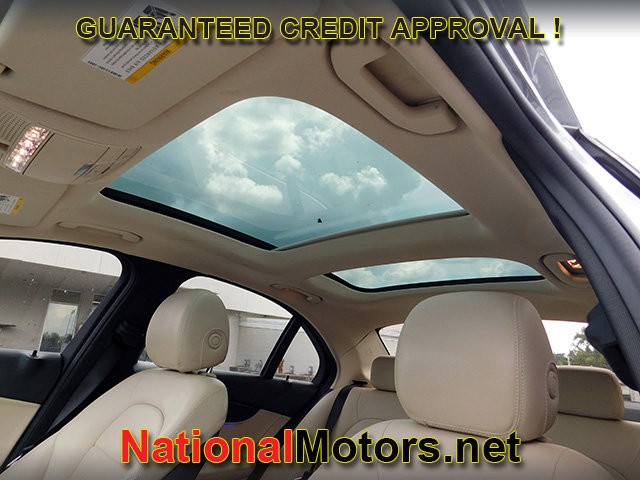 Mercedes-Benz C-Class Vehicle Full-screen Gallery Image 17