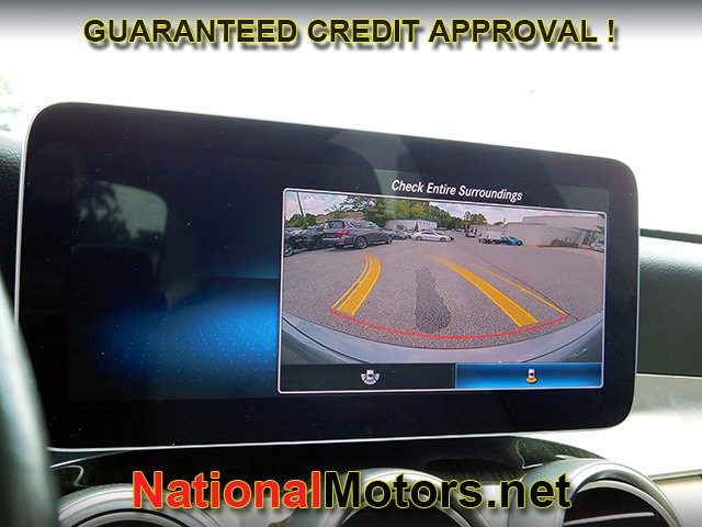 Mercedes-Benz C-Class Vehicle Full-screen Gallery Image 19