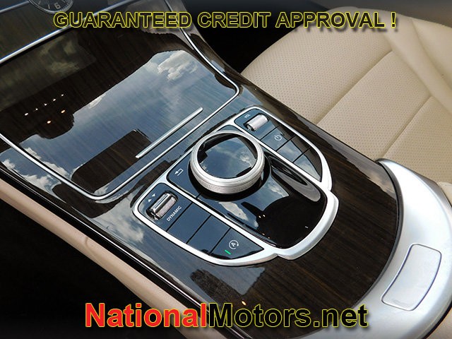 Mercedes-Benz C-Class Vehicle Full-screen Gallery Image 21