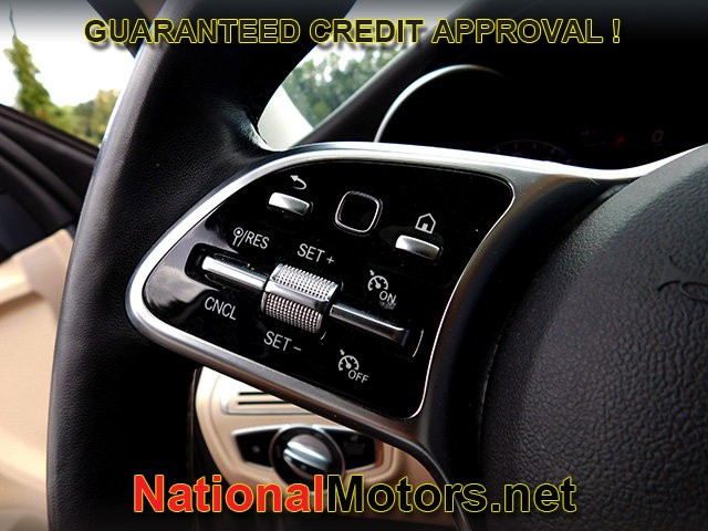 Mercedes-Benz C-Class Vehicle Full-screen Gallery Image 23