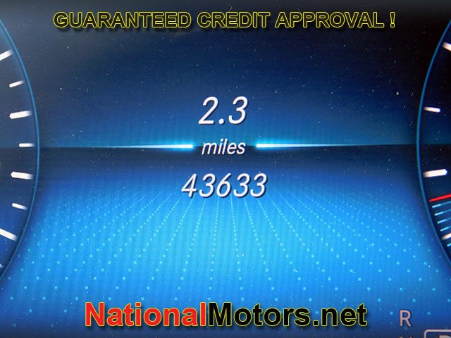 Mercedes-Benz C-Class Vehicle Full-screen Gallery Image 24