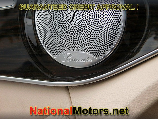 Mercedes-Benz C-Class Vehicle Full-screen Gallery Image 26