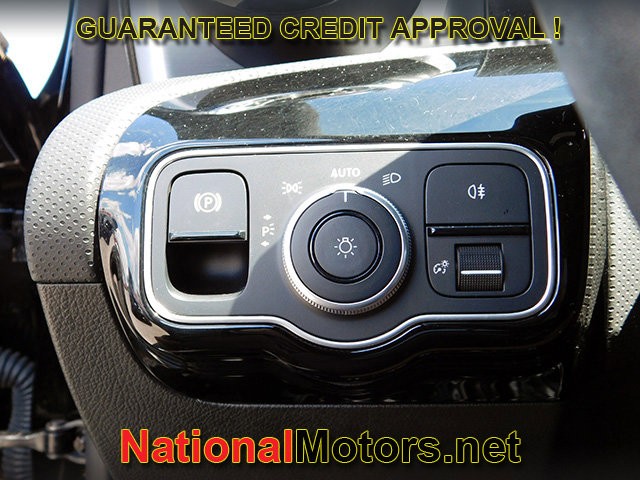 Mercedes-Benz A-Class Vehicle Full-screen Gallery Image 25