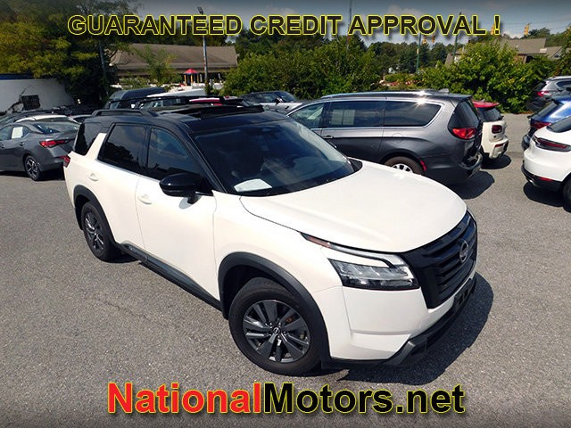 Nissan Pathfinder Vehicle Full-screen Gallery Image 02