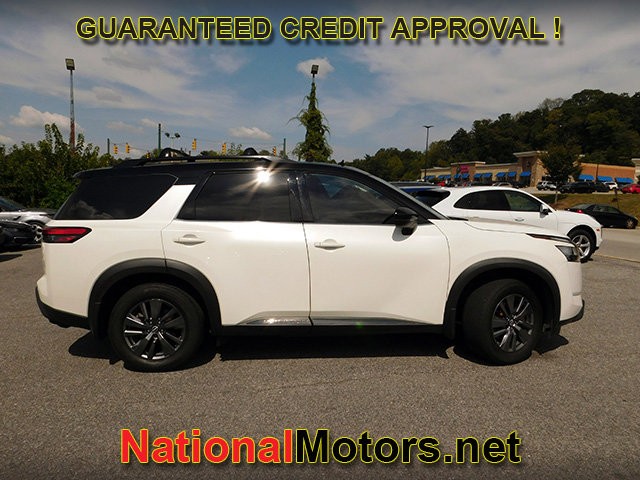 Nissan Pathfinder Vehicle Full-screen Gallery Image 04