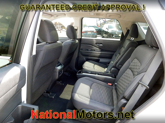 Nissan Pathfinder Vehicle Full-screen Gallery Image 14