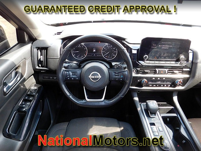 Nissan Pathfinder Vehicle Full-screen Gallery Image 16